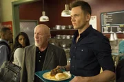 Professor Hickey (Jonathan Banks, l.) nimmt Jeff (Joel McHale, r.) unter seine Fittiche und hilft ihm dabei, sich in seinem neuen Job als Professor einzuleben ...