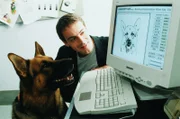 Kommissar Brandtner (Gedeon Burkhard, r.) weiht seinen Partner Rex in die Geheimnisse der Technik ein ...