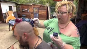 Lausi kümmert sich um Paddys Haarpracht