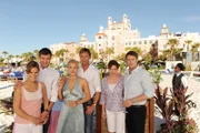 Die Hochzeitsreise führt dieses Mal nach Florida. Mit dabei sind Bianca (Birthe Wolter, l.), Dennis (Jochen Schropp, 2.v.l.), Marie (Eva-Maria Grein, 3.v.l.), Daniel (Patrik Fichte, 3.v.r.), Anne (Gisa Zach, 2.v.r.) und Robert (Bruno Eyron, r.).