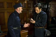Crabtree (Jonny Harris, rechts) befragt Briggs (Robert Clarke).