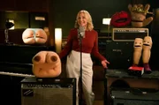 Maren Kroymann mit flauschigen Gästen - die charakterstarken Körperteil-Puppen nehmen mit Maren Kroymann den Song Body Egality im Studio auf.