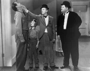 Wenn Stan (Stan Laurel, 2.v.r.) und Ollie (Oliver Hardy, r.) provoziert werden, kennen die beiden kein pardon ...
