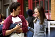 Während Sookie wegen der bevorstehenden Hochzeit aufgeregt ist und Lorelais Abschlusszeremonie ansteht, kommen sich Jess (Milo Ventimiglia, l.) und Rory (Alexis Bledel, r.) bei einem Treffen näher - mit fatalen Folgen ...