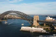 Sydney gilt als einer der schönsten natürlichen Häfen der Welt: Täglich laufen unzählige Schiffe ein und aus, und Fähren befördern unzählige Passagiere an alle Ufer der Stadt.