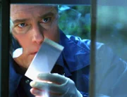 Grissom (William Petersen) findet an der Terrassentür einen Fingerabdruck des Triebtäters, was ihm bei den weiteren Ermittlungen sehr hilft.