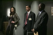 (v.l.n.r.) Elle Greenaway (Lola Glaudini); Sam Shapiro (Michael B. Silver); Warden Charles Diehl (Roger Aaron Brown)