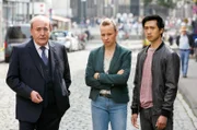 ARD RENTNERCOPS, 16 neue Folgen, Folge 28 "Gut für die Gerechtigkeit", am Mittwoch um 18:50 Uhr im Ersten. Polizeipräsident Plocher (Michael Prelle, l.), Vicky Adam (Katja Danowski, M.) und Hui Ko (Aaron Le, r.) belügen die Rentnercops, um sie aus dem Fall der ermordeten Feministin Lisa rauszuhalten.