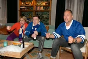 Es droht das Aus für die Eishockeymannschaft "Haspe Blau - Weiß". Yvonne (Gisa Zach), Moritz (Lennart Borchert, M.) und Michael "Michi" (Lars Pape) fiebern mit.