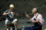 Peter (Peter Lustig, r.) hat die Wette gewonnen. Er hat den Nachbarn (Helmut Krauss, l.) überzeugt.