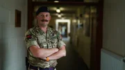 Sergeant Wright führt die Beurteilungsakten der Häftlinge, die Grundlage für die Entscheidung über deren Zukunft.
