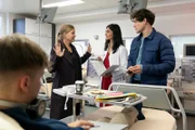 Die Ärztin Dr. Leyla Sahin (Pegah Ferydoni, M.) beschuldigt Vera Lanz (Katharina Böhm, l.) und Korbinian Kirchner (Jonathan Hutter, r.), unbefugt in den Patientenzimmern zu schnüffeln. Will sie etwas verheimlichen?