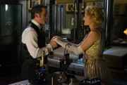 Detektiv Murdoch (Yannick Bisson) und Dr. Ogden (Hélène Joy) teilen sich einen Moment.