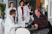 Elias (Stefan Ruppe, v.l.) ermahnt seinen Patienten, Jürgen Gutsch (Rainer Reiners, r.). Prof. Dr. Patzelt (Marijam Agischewa, 3.v.l.) und Paula Bathory (h.l.) unterstützen ihn dabei.