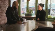 Watson (Lucy Liu, r.) probiert mit der Hilfe von Shinwell Johnson (Nelsan Ellis, l.), dem Täter auf die Spur zu kommen. Doch kann sie ihm wirklich trauen?