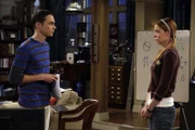 Nachdem Sheldon (Jim Parsons, l.) eine Rede vor Studenten in einem Seminar gehalten hat, wird er von der Studentin Ramona Nowitzki (Riki Lindhome, r.) verfolgt ...