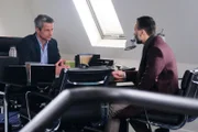 Benedikt (Jens Hajek) muss frustriert erkennen, dass Ferhats (Mehmet Kucak) Auftrag unwiederbringlich verloren ist.