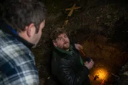 Düstere Phantasien: Zwei Täter öffnen nachts das Grab einer alten Frau.