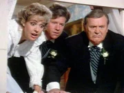 Franklin Mayberry (Eugene Roche, re.) ist gar nicht damit einverstanden, dass seine Tochter Donna (Debbie Zipp) den Habenichts Grady (Michael Horton, Mi.) heiraten möchte.