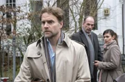 Markus Gellert (Herbert Knaup, M.) und Yasmin (Sophie Dal, r.) heften sich an die Fersen von Max Keltenborn (Janek Rieke, l.).