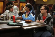 Jeder dritte Donnerstag im Monat ist von nun an der "Alles ist Möglich-Donnerstag" für Leonard (Johnny Galecki, r.), Rajesh (Kunal Nayyar, M.) und Howard (Simon Helberg, l.), so wollen sie aus dem Trott ausbrechen, in dem sie feststecken - bis auf Sheldon ...