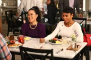 Doris (Ali Wong, l.); Angela (Carly Hughes, r.)