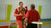 James (Joel Jackson) und Sally (Emma Hamilton) machen auf der Bowlingbahn eine unschöne Entdeckung.