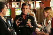 Nick (George Eads, M.) und Det. Sofia Curtis (Louise Lombard) befragt den Casinobesitzer Joe Cavanaug (Paul Dillon).