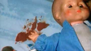 Eine junge Frau und ihre beiden kleinen Töchter werden vergewaltigt und ermordet. Am Tatort findet die Polizei zahlreiche Spuren. Leider akzeptiert das Gericht im Jahr 1987 keine DNA-Analysen.