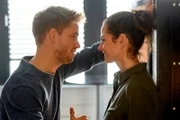 Benedikt und Katja turteln im Büro.