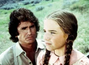Charles (Michael Landon, l.) versucht, Laura (Melissa Gilbert, r.) zu erklären, warum die Indianer ihr gegenüber so misstrauisch sind.