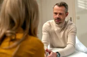 Erik (Sven Waasner, r.) will sich in sein Schicksal ergeben und Yvonne (Tanja Lanäus, l.) den vermeintlichen Seitensprung gestehen.