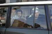 Mac (Rob McElhenny, r.), Dennis (Glenn Howerton, l.) und Charlie (Charlie Day, m.) versuchen, Benzin zu verkaufen, und zwar als fliegende Händler an den Haustüren der Stadt ...
