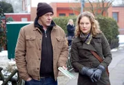 ARD HEITER BIS TÖDLICH - MORDEN IM NORDEN, neue Krimiserie am Vorabend mit 16 Folgen, Folge 14 "Tod eines Erbsenzählers" am Dienstag um 18.30 Uhr im Ersten. Der Ordnungshüter Peter Zielinski wird am frühen Morgen in einer ruhigen Straße tot aufgefunden. Die Ehefrau des Opfers, Sinje Zielinski (Britta Horn, im HG.) macht auf Finn Kiesewetter (Sven Martinek, l.) und Elke Rasmussen (Tessa Mittelstaedt, r.) einen völlig verstörten Eindruck.