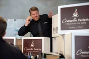 Hannes Krabbe (Marc Zwinz) muss sich mit einer Kaffee-Ladung rumschlagen.