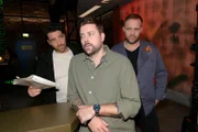 Carlos (Patrick Fernandez, l.) fühlt sich nach den Ereignissen im Mauerwerk ziemlich schäbig. In der Mitte John (Felix von Jascheroff), rechts Erik (Patrick Heinrich)