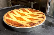 Wenn in Neapel die Osterglocken läuten, darf eins nicht fehlen: Pastiera, der für das Fest typische Kuchen.