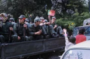 Nach einem 13 Jahre langen und völlig aussichtslosen Krieg in den afrikanischen Kolonien verliert das Regime des "Estado Novo" die Unterstützung des Militärs. Soldaten der portugiesischen Streitkräfte besetzen am 25. April die Hauptstadt Lissabon. Innerhalb weniger Stunden wird die über 40 Jahre andauernde Diktatur gestürzt.