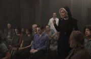 Jahr 1964: Ein heftiger Sturm nähert sich und die Patienten werden immer unruhiger. Schwester Jude Martin (Jessica Lange, 3.v.r.) will die Insassen mit einer Filmvorführung ablenken.