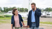 Erste Ermittlungen im Mordfall an Bootsbauer Sander Frenzen führen Kriminalhauptkommissar Lars Pöhlmann (Dominic Boeer, r.) zur Schwester des Toten. Anna Frenzen (Judith Sehrbock, l.) ist Segeltrainerin und hat sich seit dem Tod der Eltern um ihren jüngeren Bruder gekümmert. Weiß sie, mit wem der gutmütige Sander in einen tödlichen Streit geraten sein könnte?