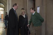 Markus Gellert (Herbert Knaup, l.) und Isa von Brede (Sabine Postel, M.) besprechen sich mit ihrem Mandanten, dem Rentner Frank Weigand (Gernot Kunert, r.).