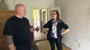 Angelique und ihr Vater Mirko kaufen ein Mehrfamilienhaus in Crimmitschau für gerade einmal 22.000 Euro. Es wartet viel Arbeit auf die beiden
