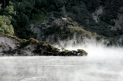 Im Tongariro National Park im Norden Neuseelands treten über einem Kratersee in dichten Schwaden vulkanische Gase aus.