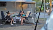 Die Freundinnen Kinsy und Yumna reisen zum zweiten Mal an, 450-Euro-Händtäschchen inklusive. Die Urlaubs-Mission ist klar: Yumna möchte auf dem Campingplatz ihren Traummann finden.
