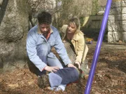 MDR Fernsehen IN ALLER FREUNDSCHAFT FOLGE 230, "Die verlorene Tochter", am Dienstag um 11:40 Uhr. Jonas ist beim Spielen verunglückt. Vladi (Stephen Dürr) und Nicole (Katrin Weißer) eilen zu dem verletzten Jonas, der umgehend ärztliche Hilfe benötigt.