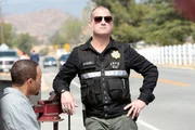 "CSI: Vegas", "Löwenopfer." 1989 kommen drei Buben zufällig zwei Gangstern in die Quere. Dabei wird einer der Jungs ermordet. Nun Jahre später wird die Leiche von Roger, einem der Buben, am damaligen Tatort ermordet aufgefunden. Anscheinend war er auf der Suche nach einem persischen Steinlöwen im Wert von $ 10 Millionen. Die Gangster sollen das Kunstobjekt angeblich dort in der Gegend vergraben haben. Inzwischen muss Jim Brass ins Krankenhaus zu seiner Tochter Ally, die einen Selbstmordversuch unternommen hat.Im Bild (v.li.): Kiko Ellsworth (Tyson Briggs), George Eads (Nick Stokes).