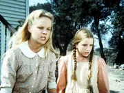 Laura (Melissa Gilbert, r.) und Mary (Melissa Sue Anderson, l.) haben für den Sohn des Indianer-Hassers MacGregor die passende Antwort parat.