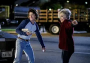 Georgie Cooper (Montana Jordan, l.); Connie Tucker (Annie Potts, r.)