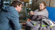 Stefan (Hendrik Duryn) versucht Sophie (Charly Ann Schmutzler) zu überreden, mit ihrem Baby den Keller zu verlassen.