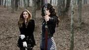 Lydia (Holland Roden, li.) und Allison (Crystal Reed, re.) sind zusammen im Wald damit Allison die Waffen ihrer Familie testen kann...
